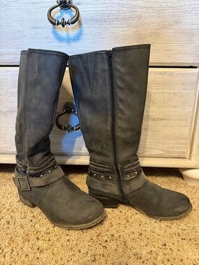 Women’s Stylish Black Riding Boots with Buckle & Chain- 7.5